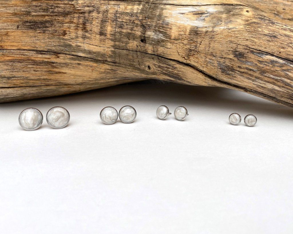 Boucles d'oreilles puces serties en acier inoxydable nacre blanc - Collection permanente - Quatre tailles au choix