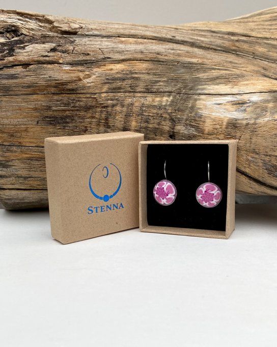 boucles oreilles pendantes serties fleur de cerisier acier inoxydable ecrin